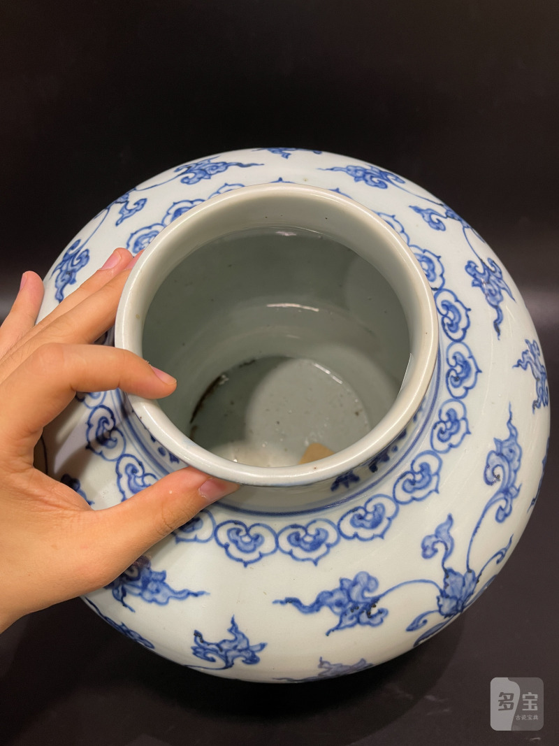 明成化 青花缠枝莲纹罐 - 图13